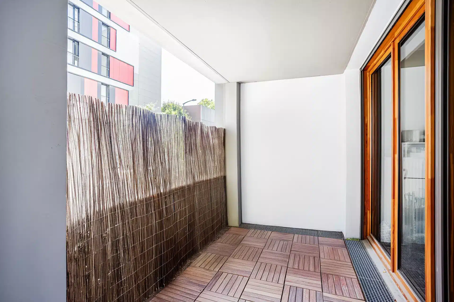 Balcon - terrasse vide avec caillebotis bois et brise-vue roseau, appartement à valoriser Asnières-sur-Seine 92600