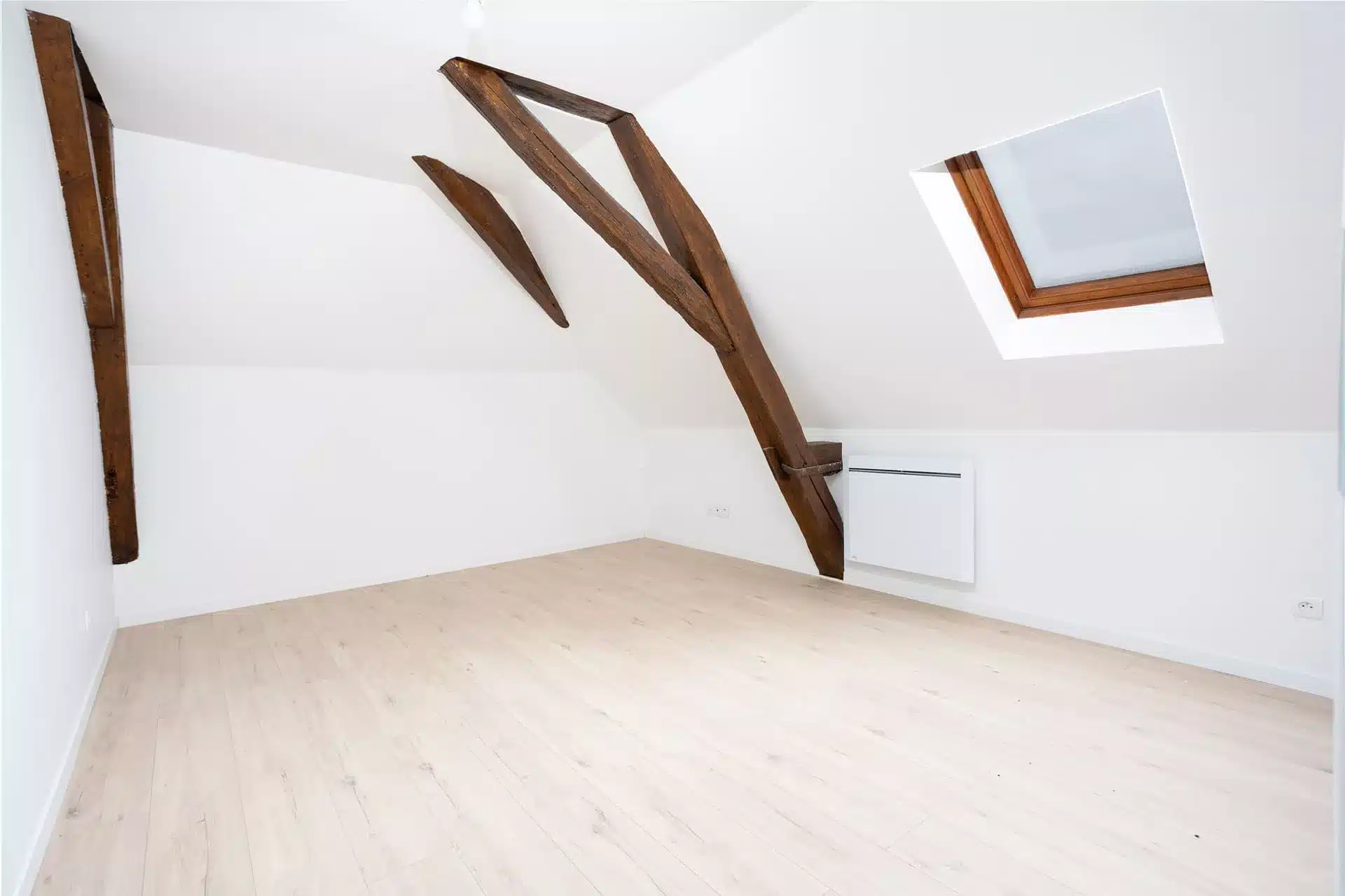 Chambre mansardée avec poutres apparentes et Velux, bien immobilier à valoriser avant vente - 94700 Maisons-Alfort