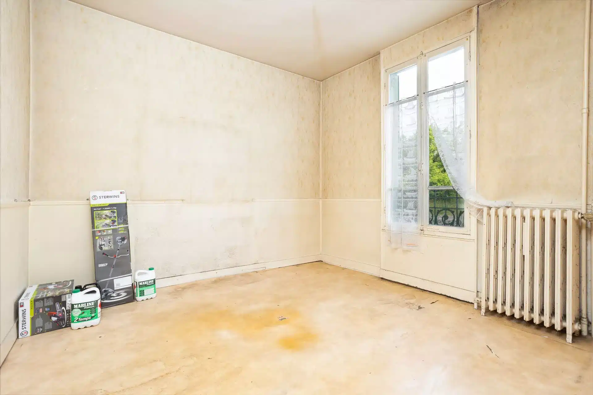 Avant home staging virtuel - pièce vide à rénover avec radiateur fonte et papier peint ancien, prête pour simulation 3D