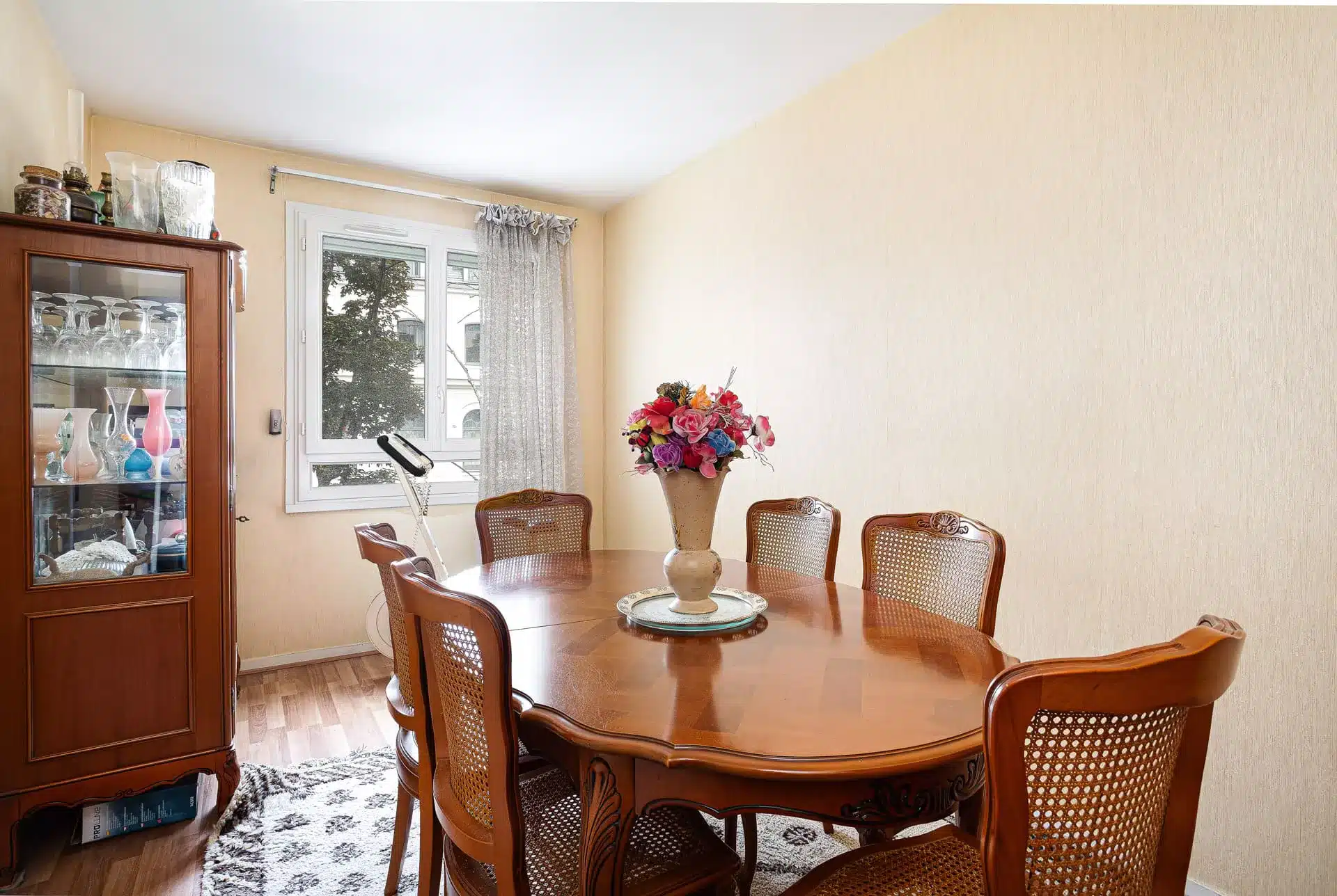 Salle à manger avec mobilier ancien en bois, bien immobilier à valoriser avant vente