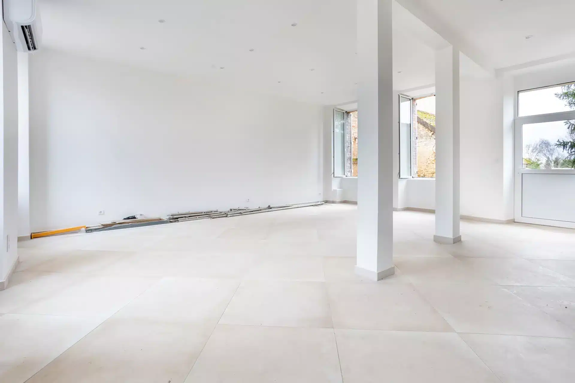 Grand salon vide lumineux avec carrelage beige et multi-fenêtres, maison Champigny-sur-Marne, Val de Marne