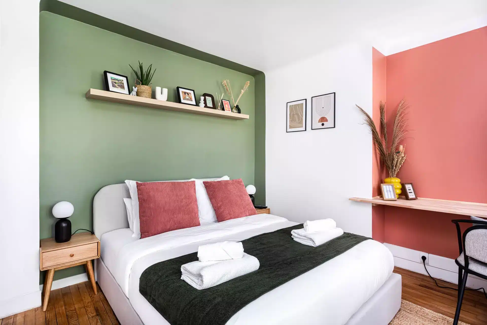 Shooting immobilier Villejuif - chambre double colorée mur vert sauge et terracotta avec parquet – location courte durée 94800