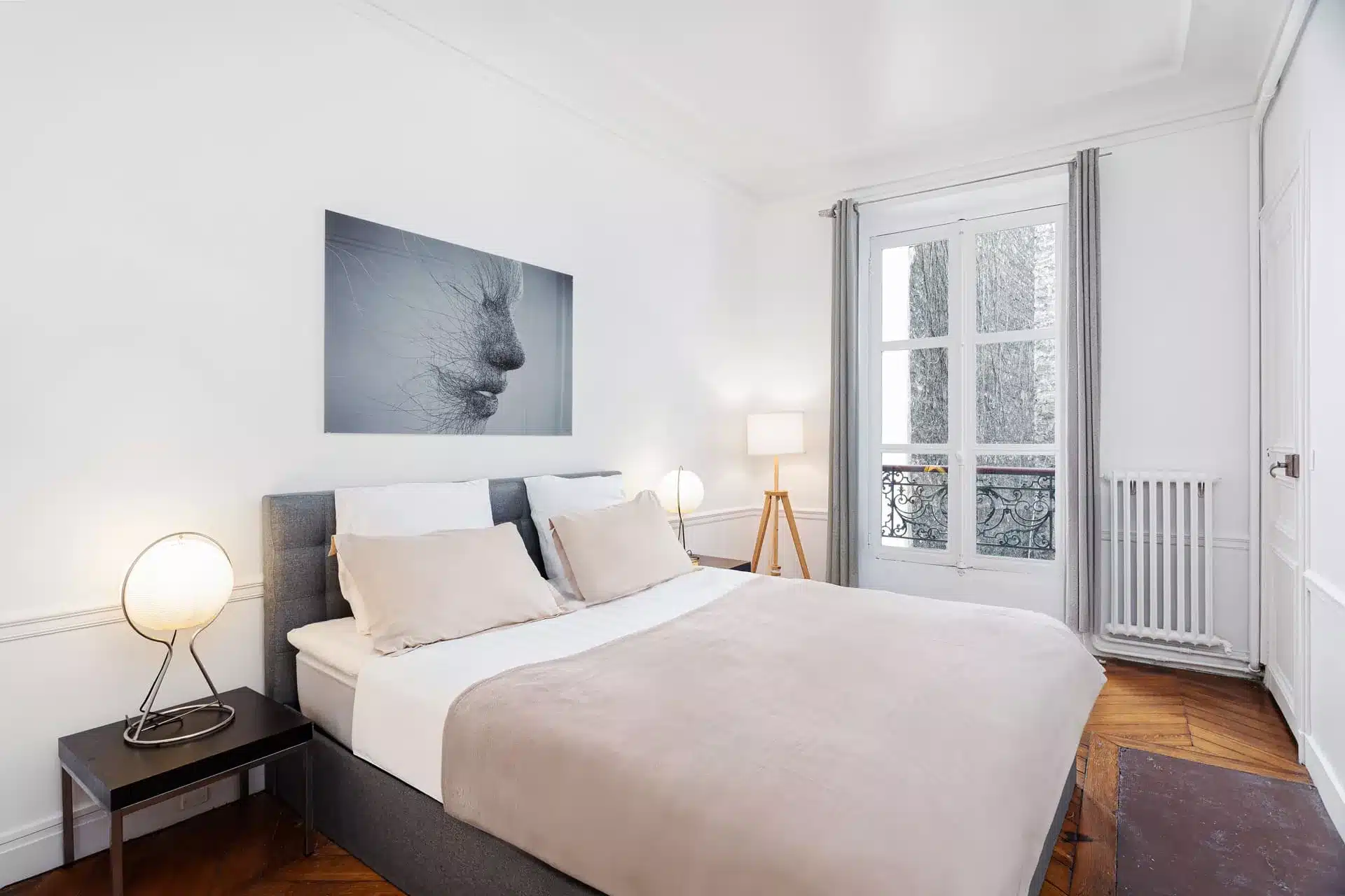Mise en valeur immobilière - chambre haussmannienne parquet chevrons et balcon – appartement Paris Champs-Élysées 75008