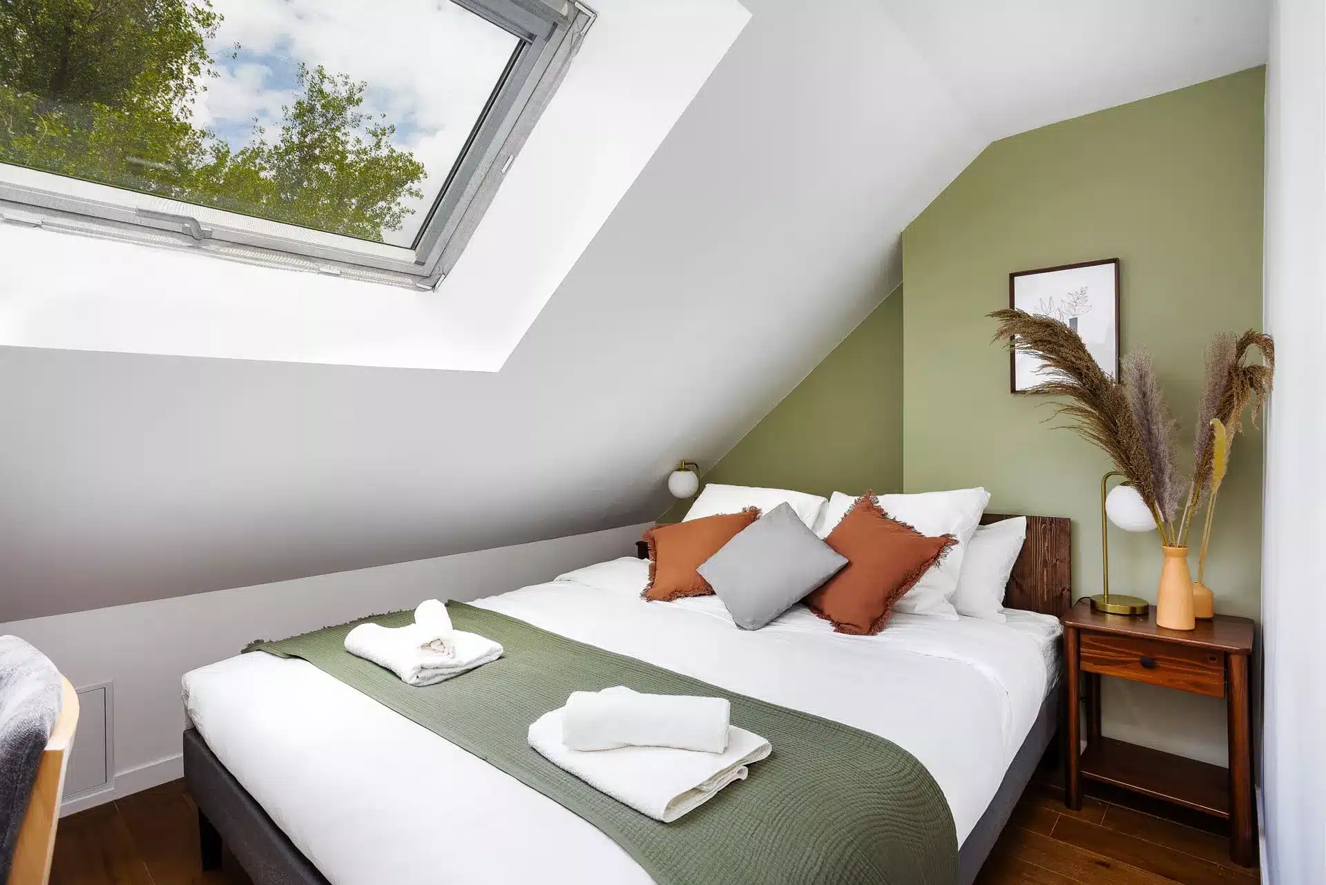Chambre mansardée avec velux et mur vert sauge – appartement en location à Villejuif