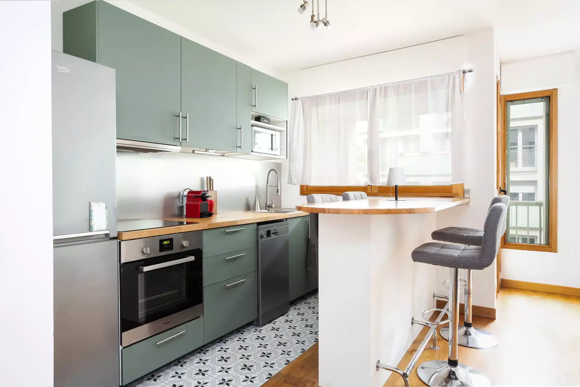 Prise de vue immobilière cuisine équipée vert sauge avec îlot bar – appartement Boulogne-Billancourt