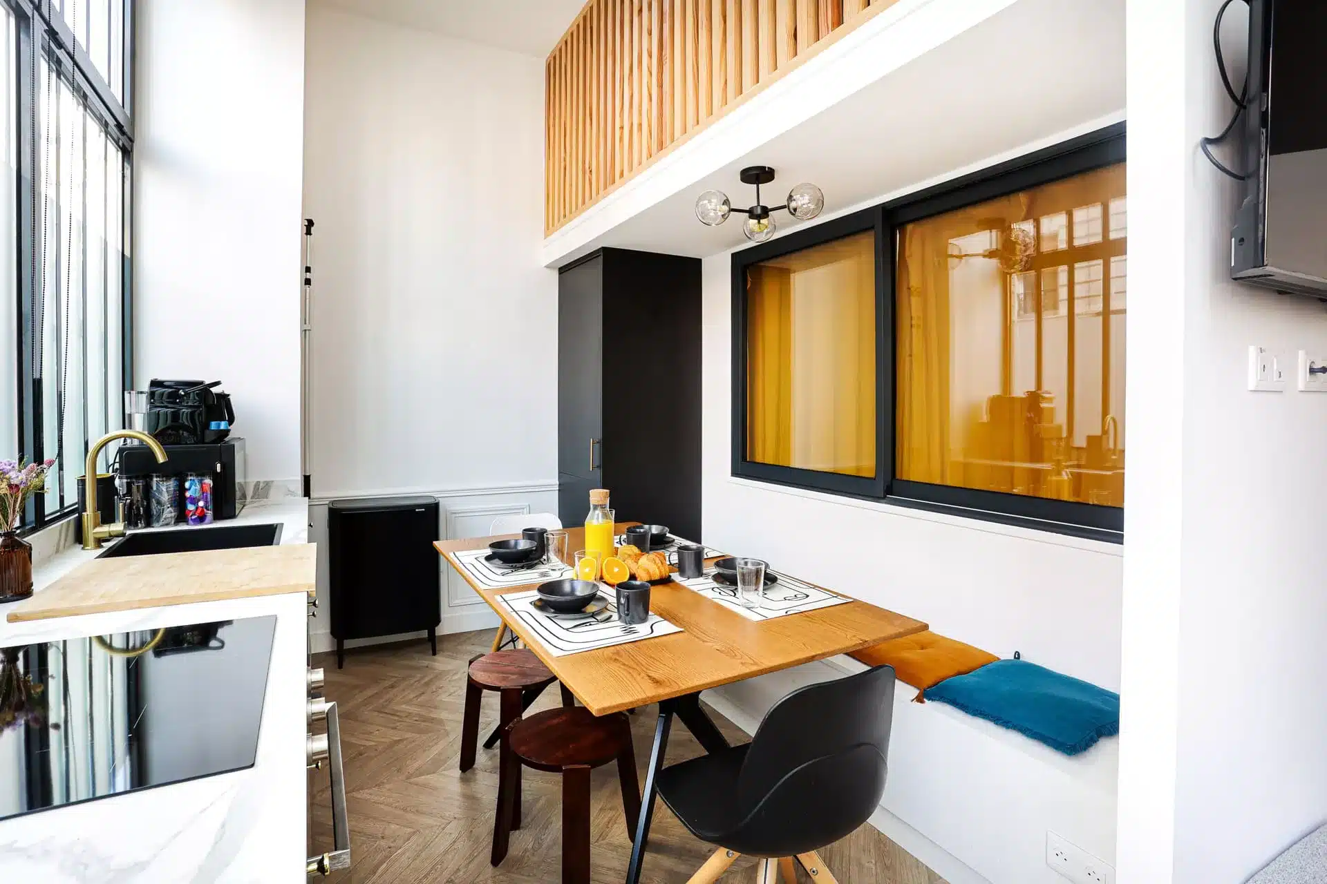 Reportage photo immobilier - duplex avec mezzanine, salle à manger en parquet chevrons et verrière – location courte durée Paris 18ème 75018