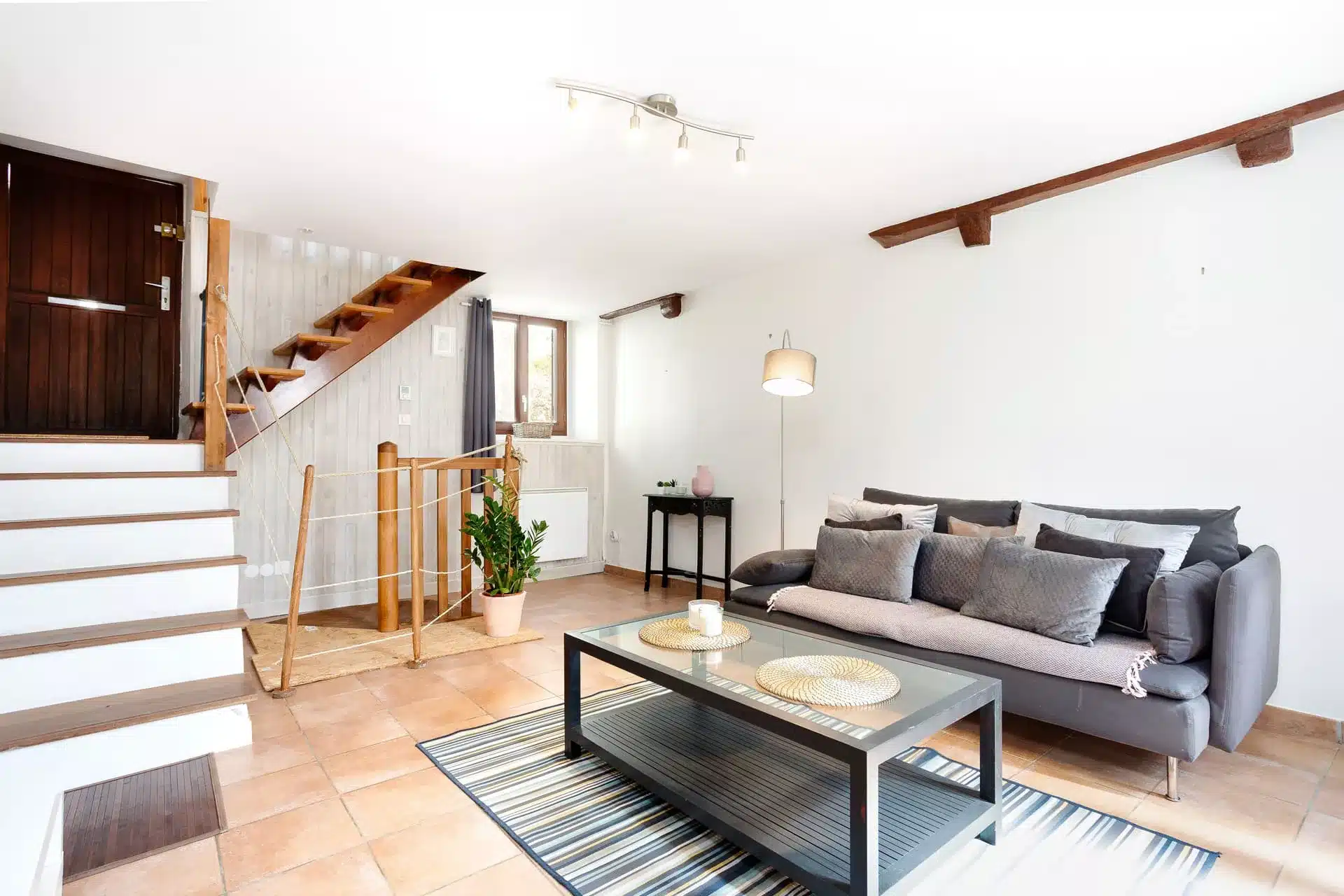 Image immobilière professionnelle – salon moderne avec escalier en bois et décoration épurée à Morêt–Veneux-les-Sablons 77250