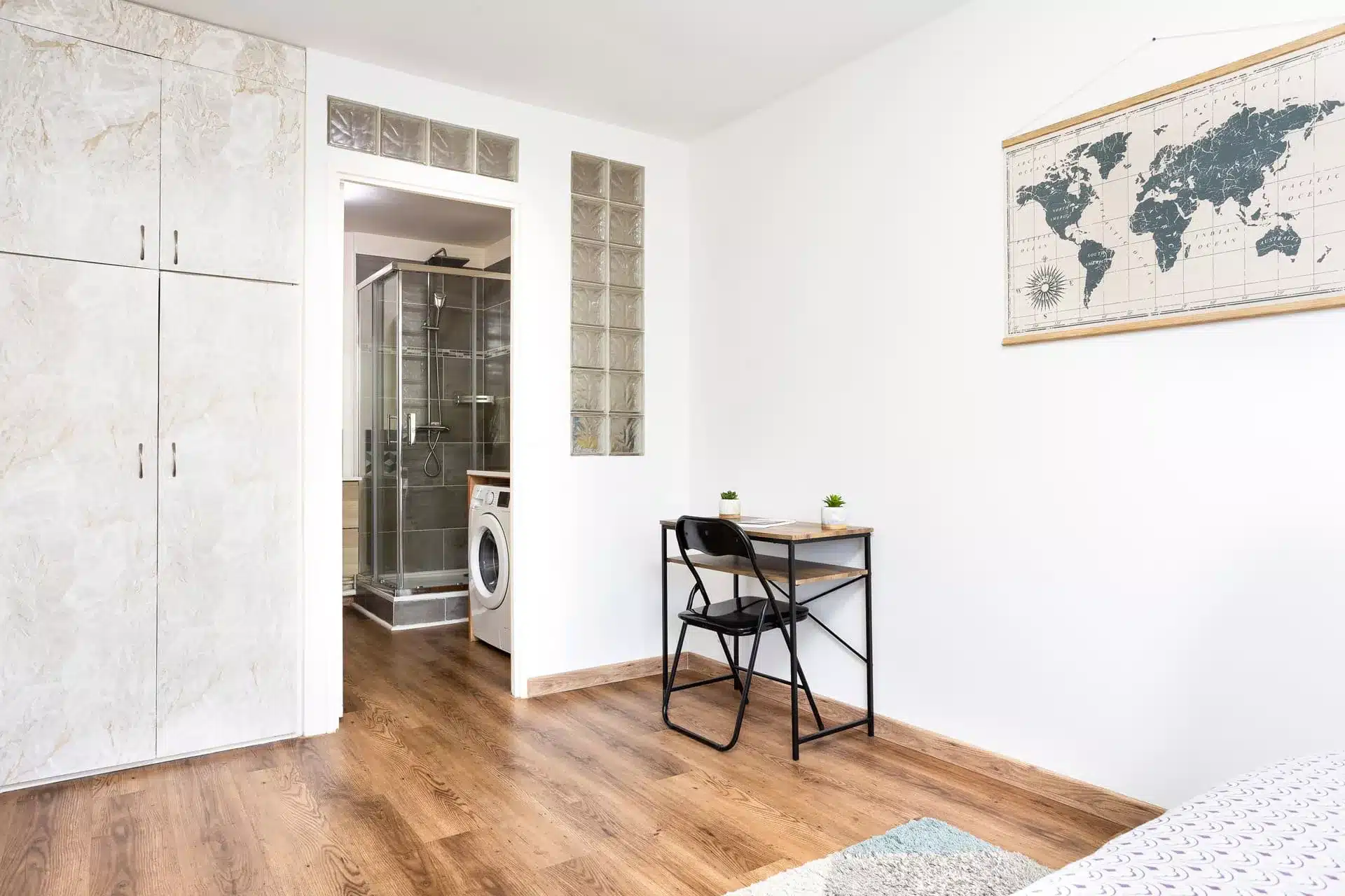 Photo de bien immobilier chambre avec salle de douche privative placard encastré et bureau appartement à Dammarie-les-Lys 77190