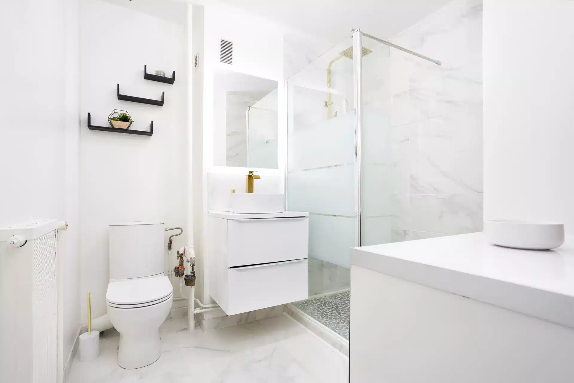 Prise de vue immobilière - salle de bain moderne carrelage marbre blanc avec douche italienne et robinetterie dorée – appartement Melun 77000
