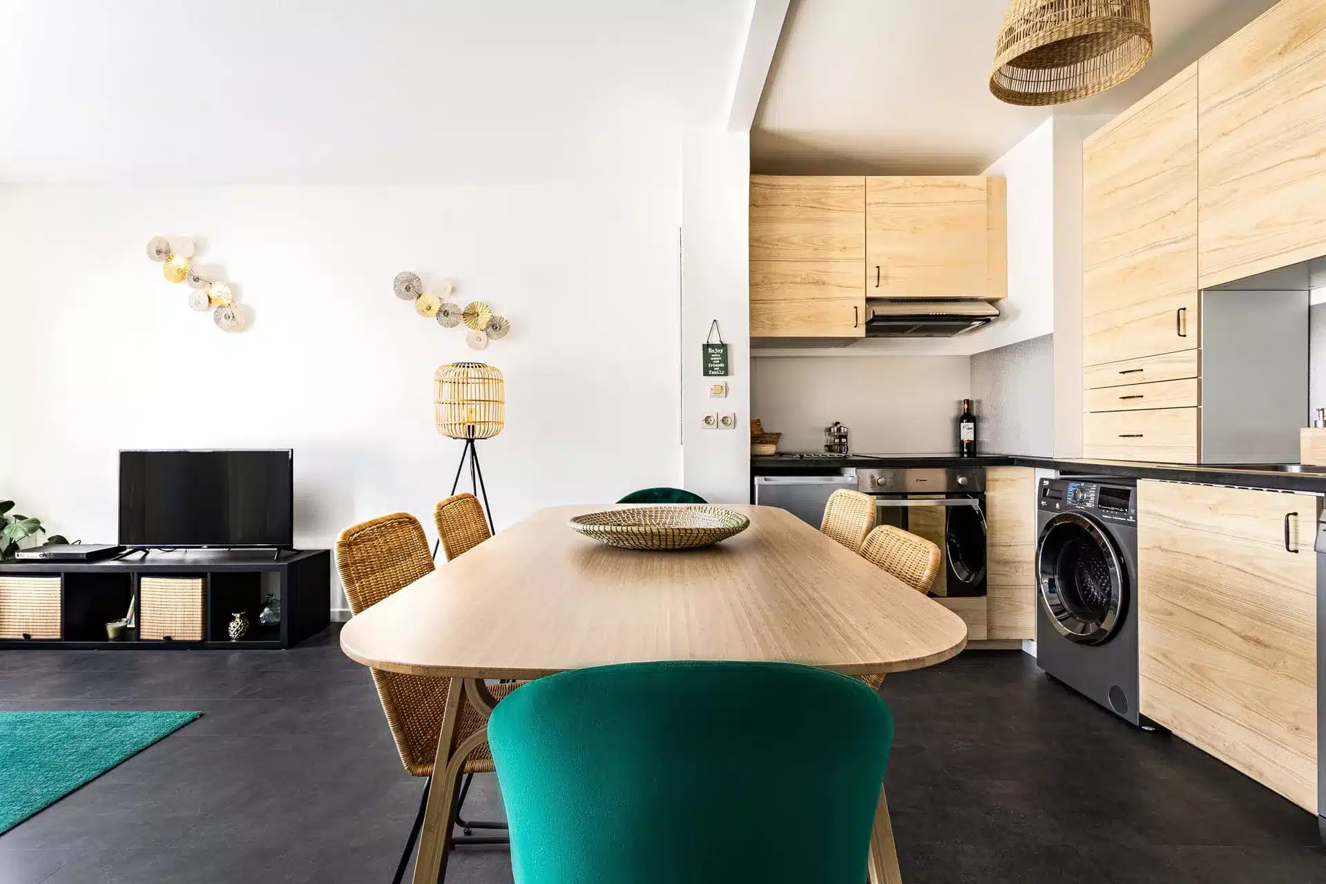 Shooting photo immobilier – Marne la Vallée - cuisine ouverte avec coin salle à manger - mobilier bois et chaises velours vert