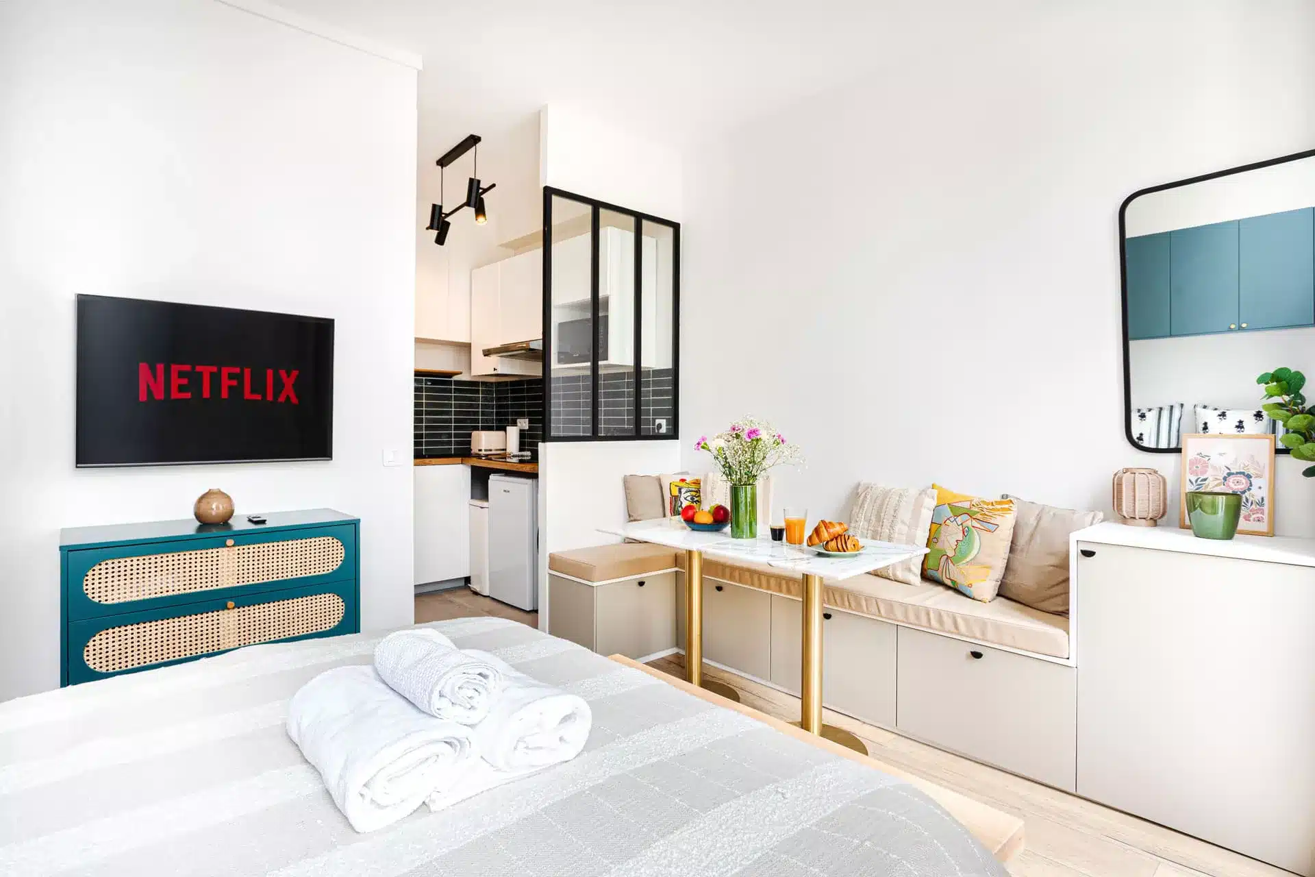 Studio meublé lumineux avec verrière atelier et coin salon – location courte durée Paris Marais
